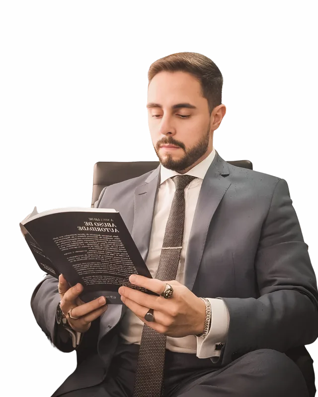 Roger Marcos Pimentel Junior lendo doutrina jurídica